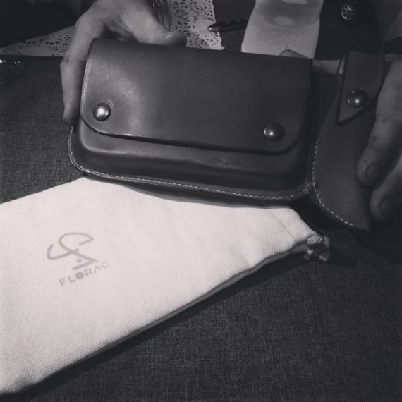 pochette-cuir-sur-mesure-avec-etui-couteau-cordonier-artisanal-cevennes-grandadam